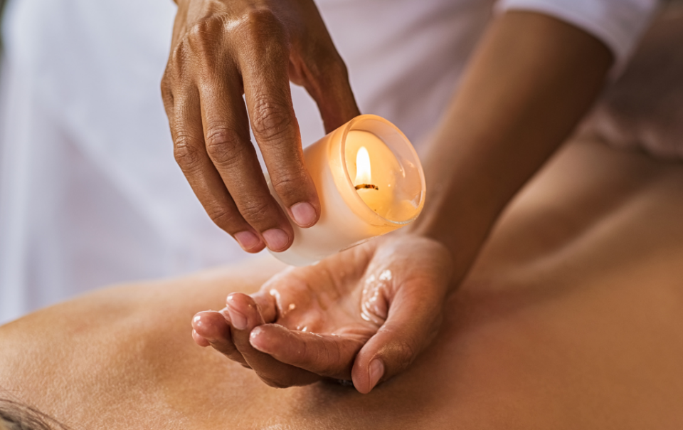 Massaggio con candele profumate
